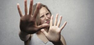 Agorafobia. Quali i sintomi e come superarla?