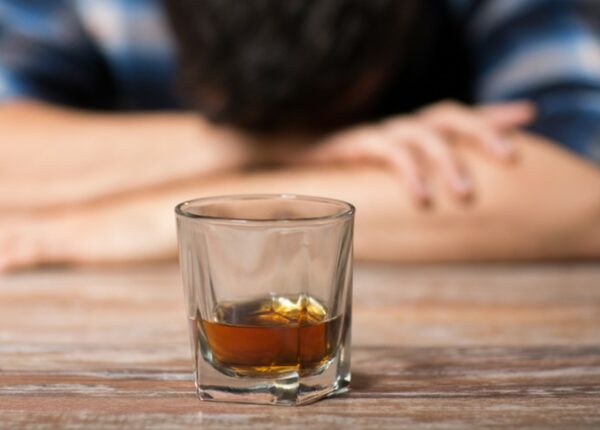 Alcolismo: sintomi, cause e come uscirne