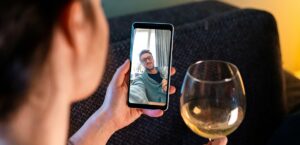 Relazioni a distanza, come funzionano e cosa comportano