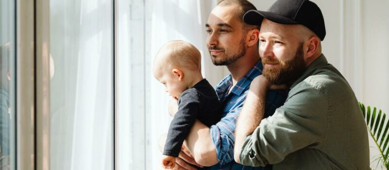 La famiglia arcobaleno: crescere con genitori omosessuali