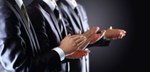 Adulazione: cosa significa e che caratteristiche ha l’adulatore