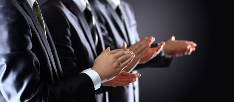 Adulazione: cosa significa e che caratteristiche ha l’adulatore