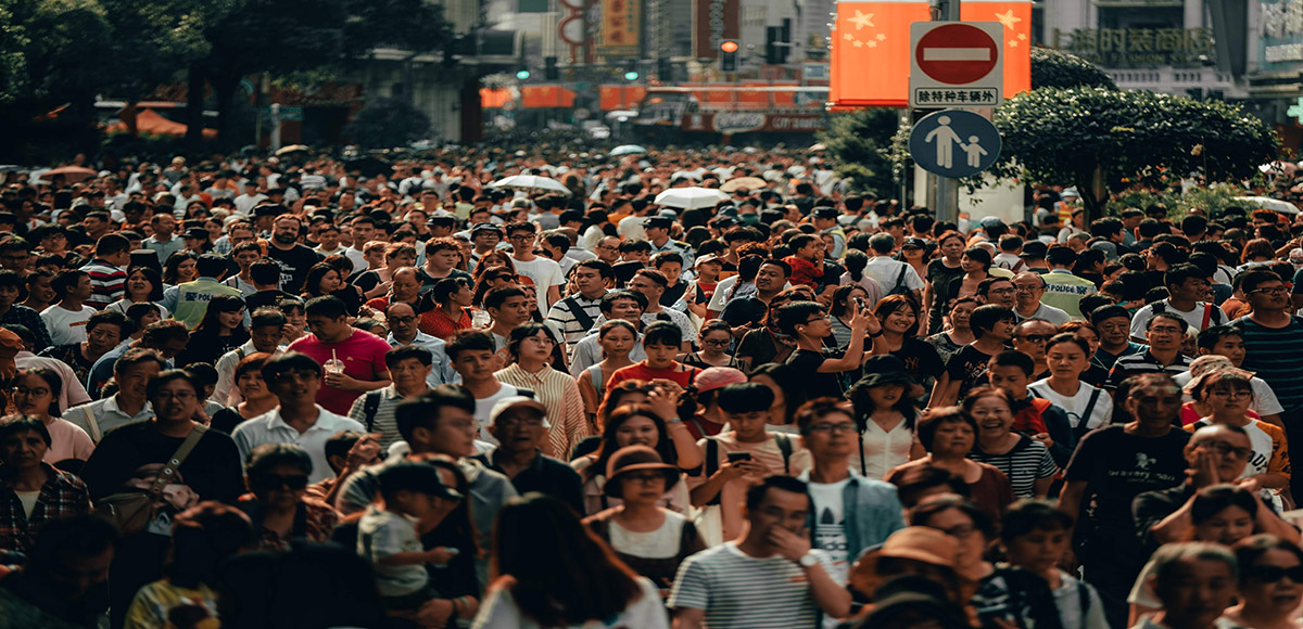 La demofobia e il suo significato: affrontare la paura della folla