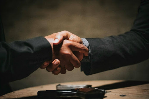 Cosa dice di noi la stretta di mano?