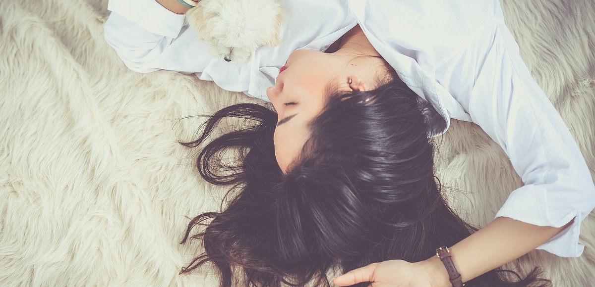 pennichella dormire di pomeriggio fa bene o male